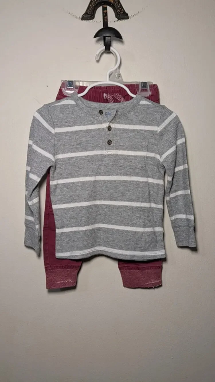 Boys Size 2T Outfit Maroon Cat & Jack Joggers, Old Navy Gray + White Henley